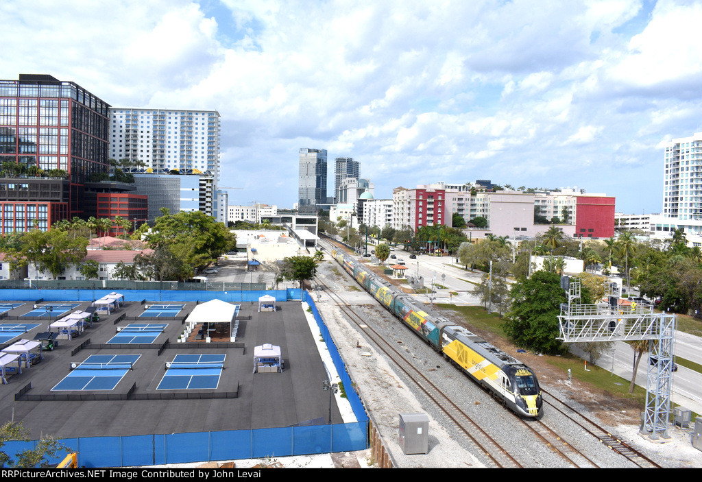 Miami bound Brightline train departing WPB Depot-photo taken from nearby parking deck